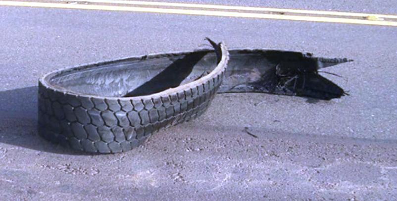 Imagine acontecer isso com o pneu de sua motocicleta na estrada? Com pneu reformado isso é possível e a consequência você pode imaginar