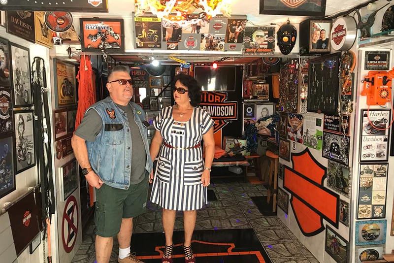O casal Sander e Lucimar Janiques, apaixonados pela Harley Davidson, são os responsáveis pela Garagem HD