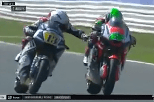 Fenati aciona o freio dianteiro Stefano Manzi com as motos em movimento. Uma atitude boçal que lhe custou a prova