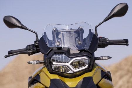 Novo farol assimétrico, que dá a identidade visual às duas motos