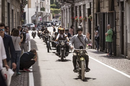Desfile das motos concorrentes faz parte do evento
