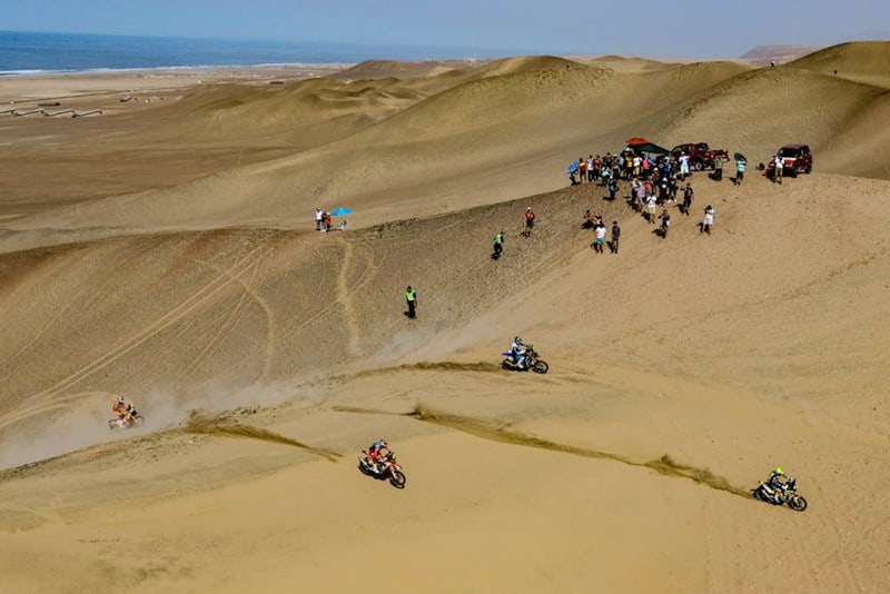 Só o Dakar para proporcionar imagens vertiginosas como esta... e em 2020 tem mais! Aliás, com outro título da KTM! Será? - Foto: Dakar-DPPI