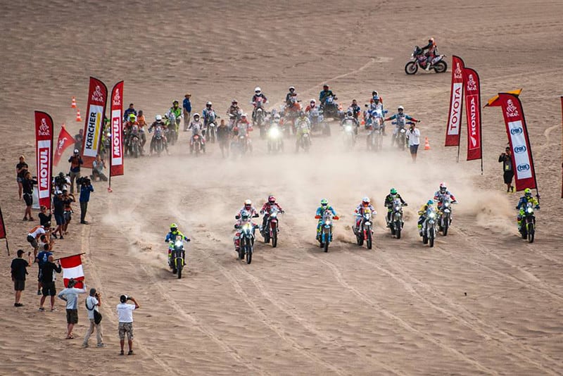 A edição 2019 iniciou com 135 motos, mas mais de 50 ficaram pelo caminho - dentre eles, grandes apostas da Honda e Yamaha. Agora, título está entre KTM e Husqvarna - Foto: Dakar/DPPI