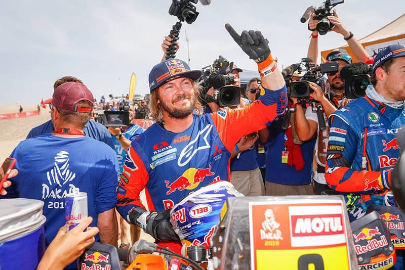 A KTM comemora mais um título do Rally Dakar - e não, esta não é uma manchete do ano passado. Toby Price comemora o bicampeonato após vencer a última etapa - Foto: Dakar-DPPI'