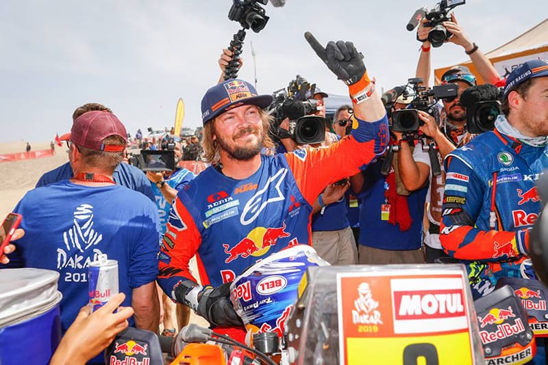 Herói: piloto ‘desistiu do título’ para socorrer adversário no Dakar