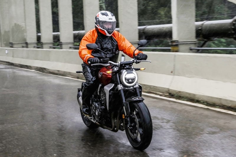 Capa de chuva é importante para andar de moto