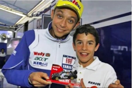 Tietagem pura: note a alegria no rosto do pequeno fã de Valentino Rossi, naquele momento já campeão do mundo na MotoGP; tudo mudou