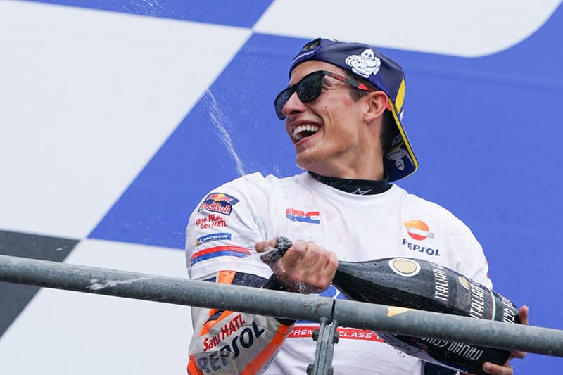 Marc Márquez fazendo o que melhor sabe: vencer e sorrir. Piloto acelera sem concorrência rumo ao sexto título na MotoGP - o oitavo no Mundial