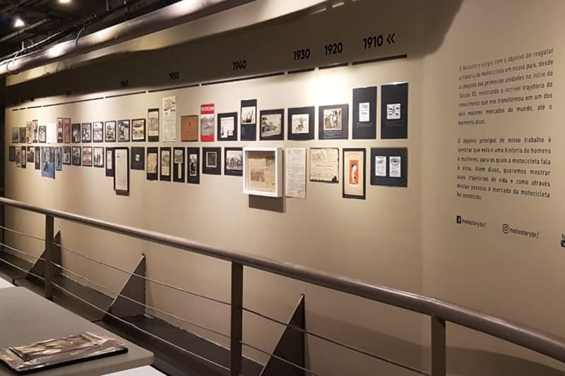 Fotos antigas, recortes de jornais e registros históricos fazem parte da exposição Motostory