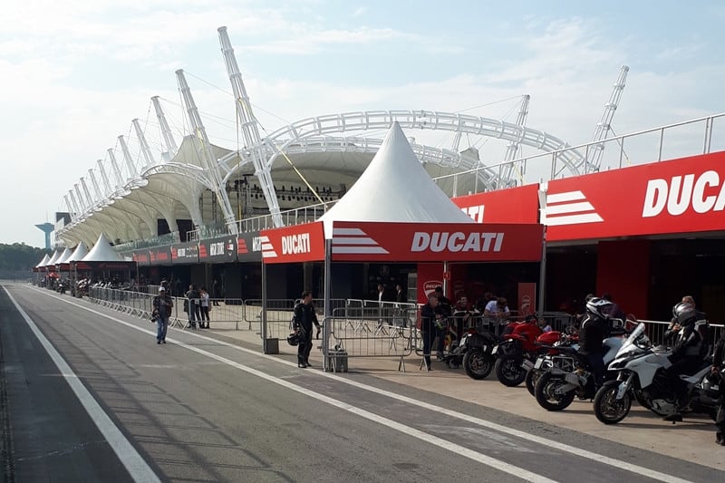 Área de box da pista de Interlagos, onde até domingo, 1/9, os consumidores podem realizar um test-ride das motos no Festival Duas Rodas