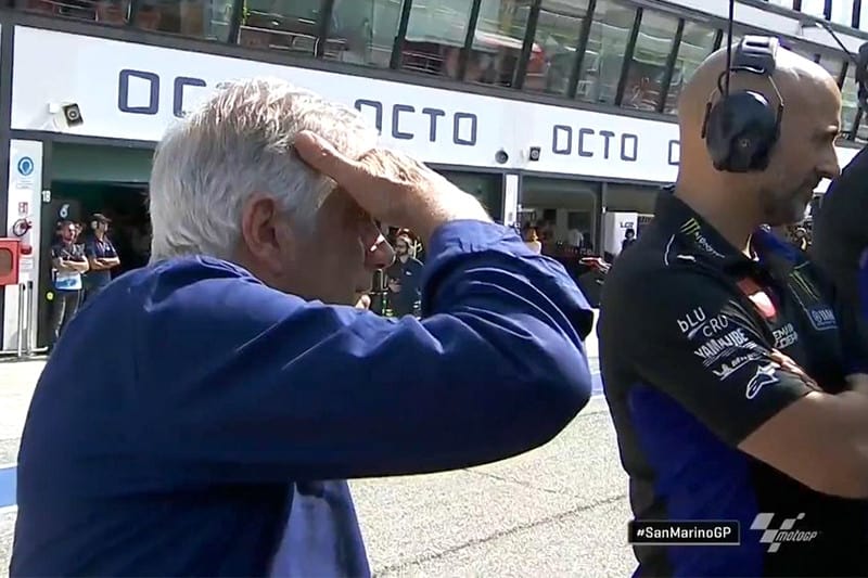 A lenda viva Giacomo Agostini (o maior campeão da história do Mundial, com 15 títulos e 122 vitórias) observando Marc Márquez vencer mais uma. O que ele estaria pensando?