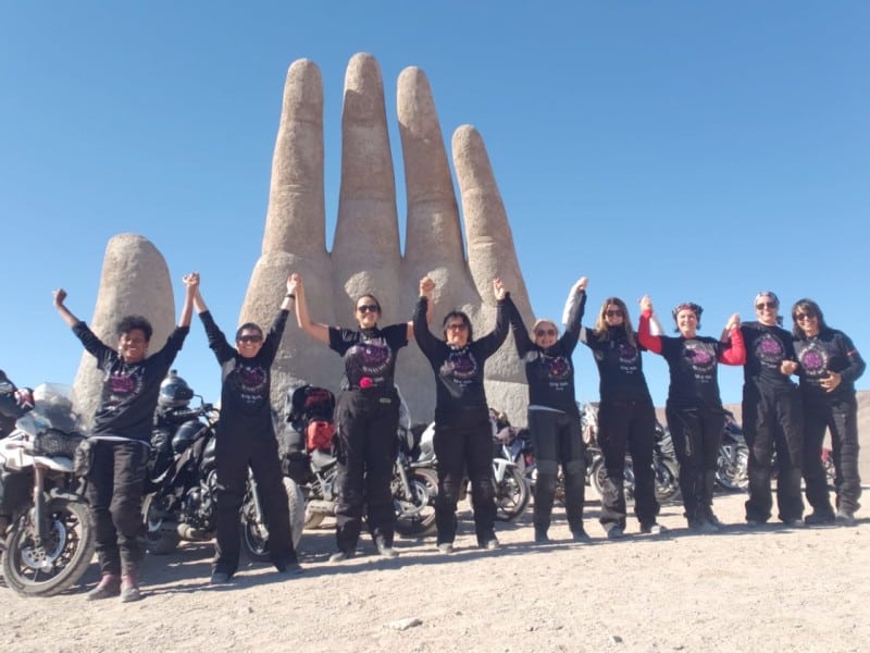 As Rosas do Deserto celebram seu sucesso em frente A Mão do Deserto, um dos cartões postais do Atacama