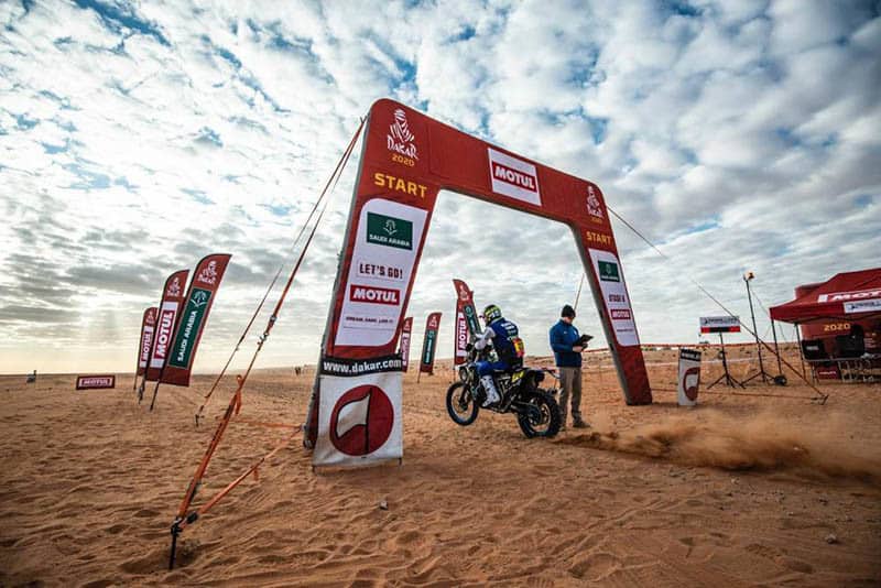 Hora do show. Competidores partem para um longo desafio com mais de 800 quilômetros - é quase como ir de São Paulo à Goiânia, mas pela areia fofa, dunas e pedras - Foto: Dakar Media