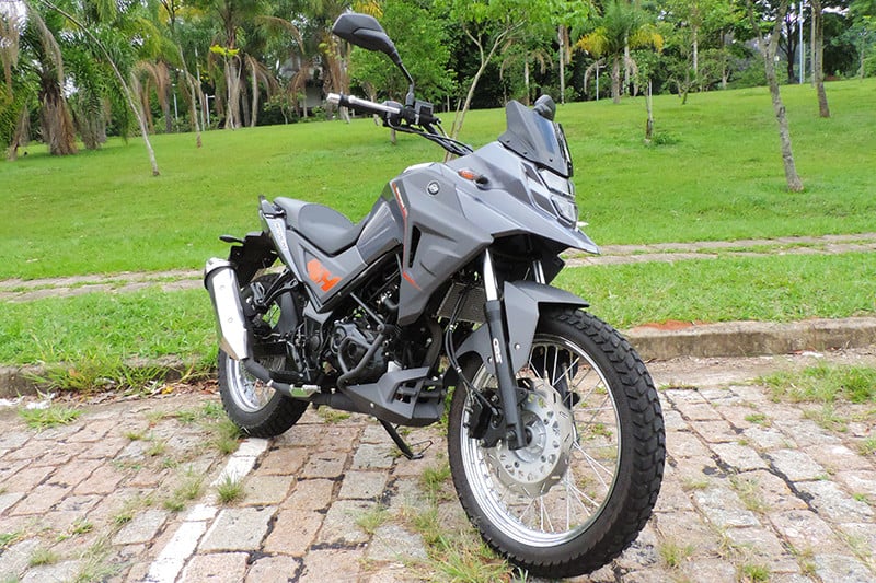 A Dafra NH 190 é a primeira moto de uso misto vendida pela marca no Brasil. Seu preço sugerido é de R$ R$ 12.890