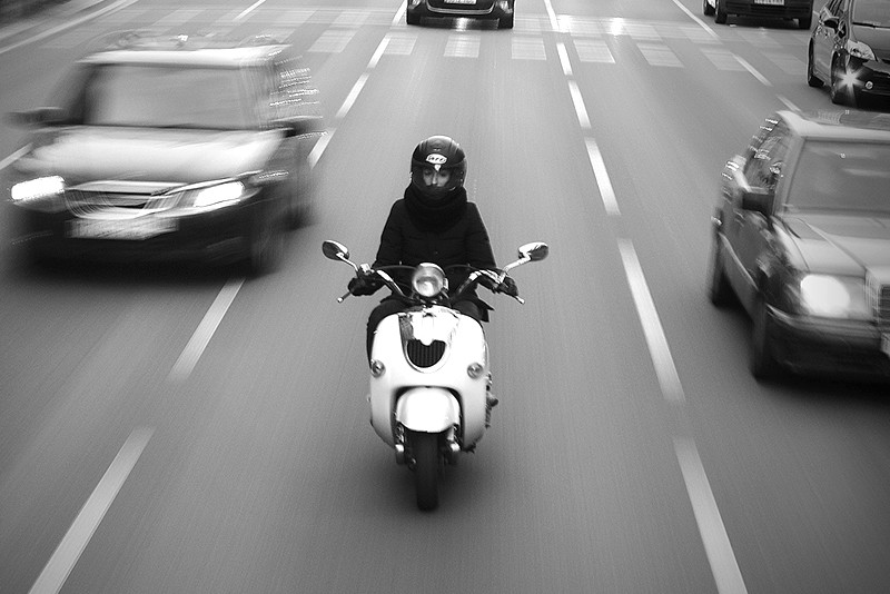 Pilotar com o farol apagado é um erro comum em motocicletas mais antigas, onde o sistema de iluminação pode ser desligado num botão