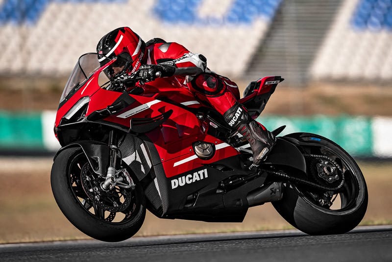 Ducati Superleggera V4 representa o mais perto que um mortal como nós pode chegar de um protótipo da MotoGP. Os números de peso e potência, aliás, são bem próximos