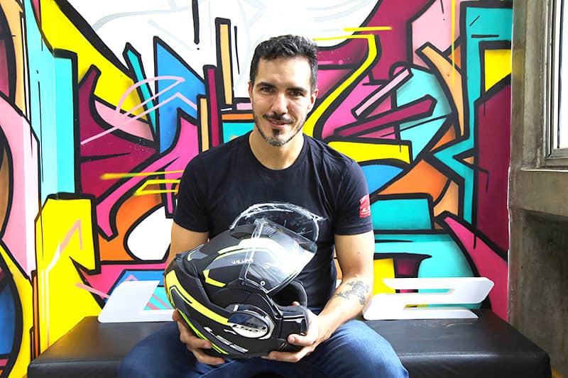 Vale a pena comprar um capacete articulado? Buscamos as repostas sobre capacetes escamoteáveis (modulares, Robocop) com um especialista em desenvolvimento de produtos, Lucas Acevedo 