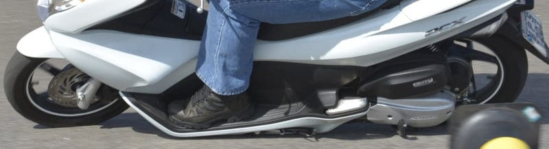 Nas scooter vários componentes podem tocar o solo, como cavalete, pezinho lateral e até as longas carenagens. Conheça os limites da sua moto - Foto: Geórgia Zuliani