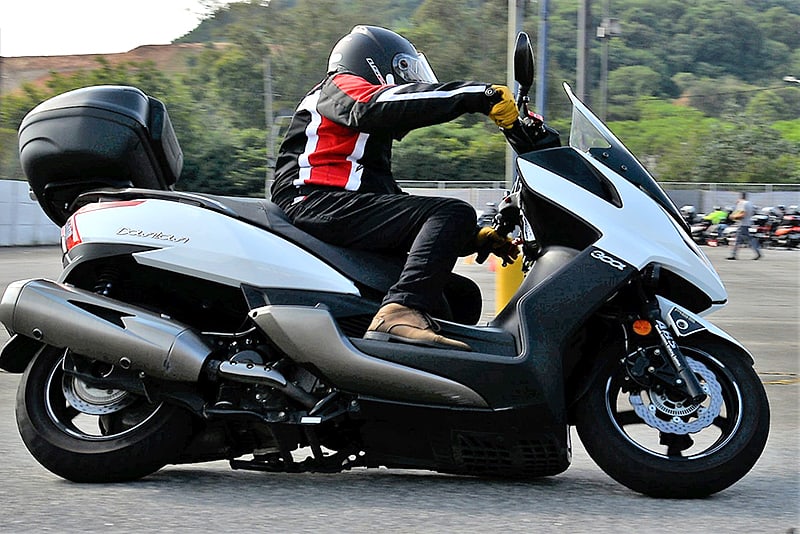Preste atenção neste aprendizado e lembre-se: moto (inclusive as scooter) é feita para contornar curvas! - Foto: Geórgia Zuliani