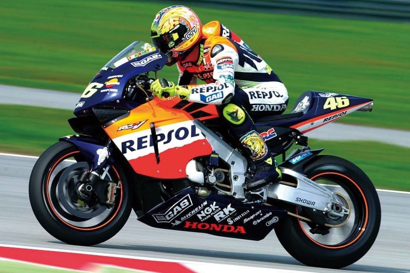 Rossi encerrou a era 2T assim como abriu a da MotoGP, com motos de 4 tempos: vencendo
