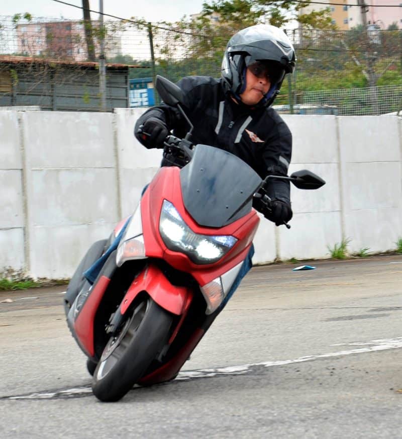 Valsa: moto e piloto no mesmo ângulo - Foto: Geórgia Zuliani