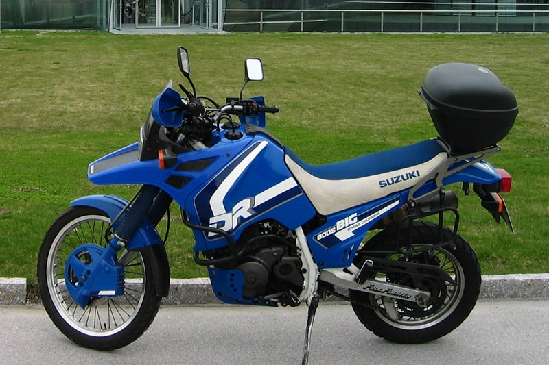 Visual da nova Suzuki é inspirada num clássico da marca, a DR 800. Vale lembrar, o apelido 'big' se devia ao grande motor de apenas um cilindro
