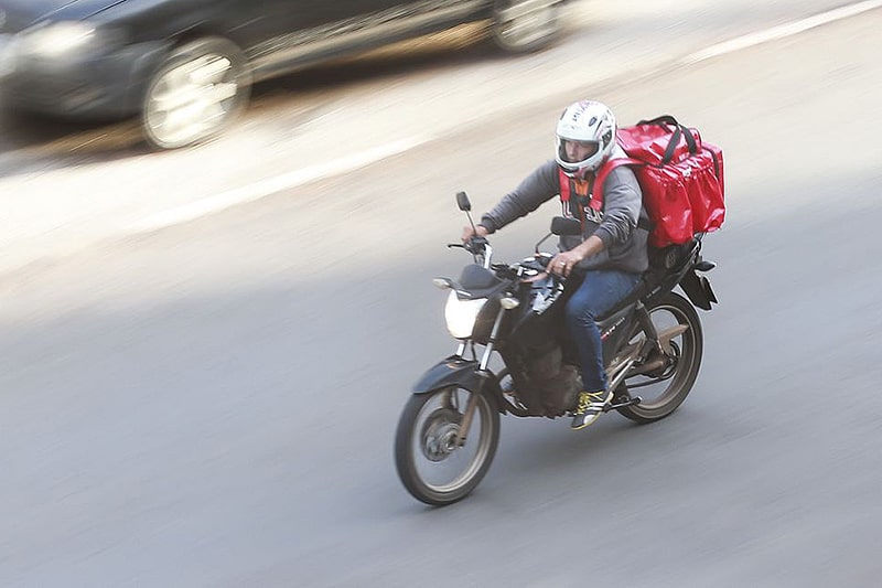 entregador com moto e bag