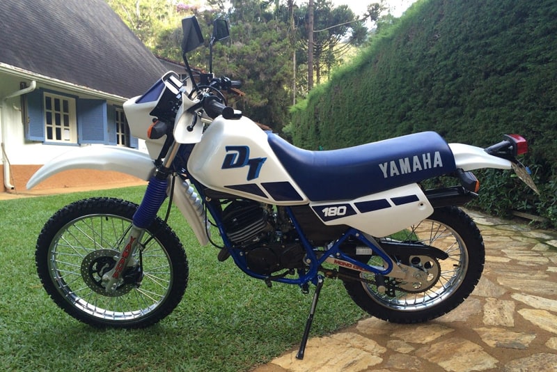 Das Antigas - Yamaha DT 180 é uma motocicleta com motor 2 tempos
