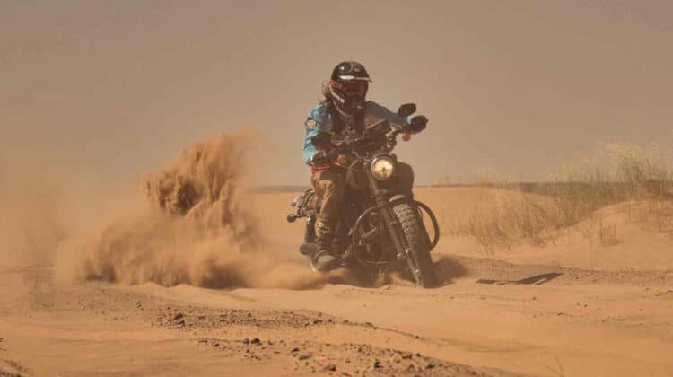 Harley-Davidson 883 encara viagem pelo deserto do Marrocos