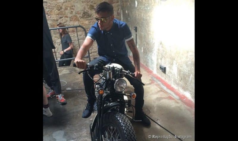 neymar, jogador da copa, adora motos mas não pode pilotar