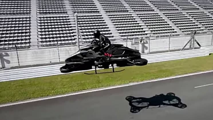 Moto voadora é exibida em circuito de corrida japonês; veja imagens