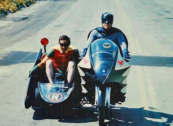 À venda: moto do Batman e kart do Robin (autografados!)