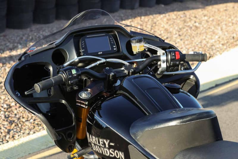 Evento tem corrida de mini moto e de Harley na terra com transmissão online  - 31/10/2020 - UOL Carros