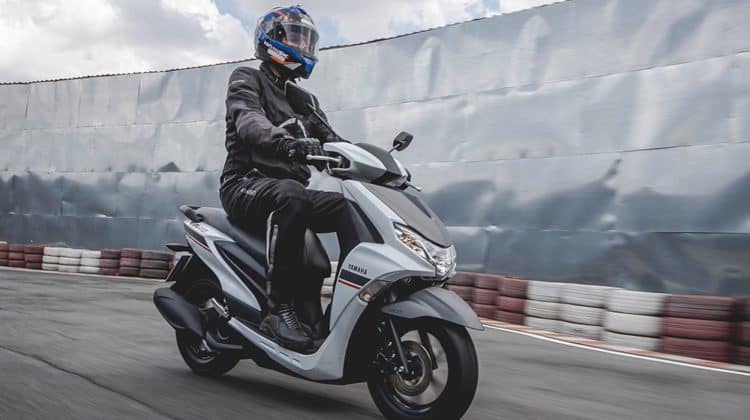 Novo scooter 125: Yamaha ataca com o bem equipado Fluo