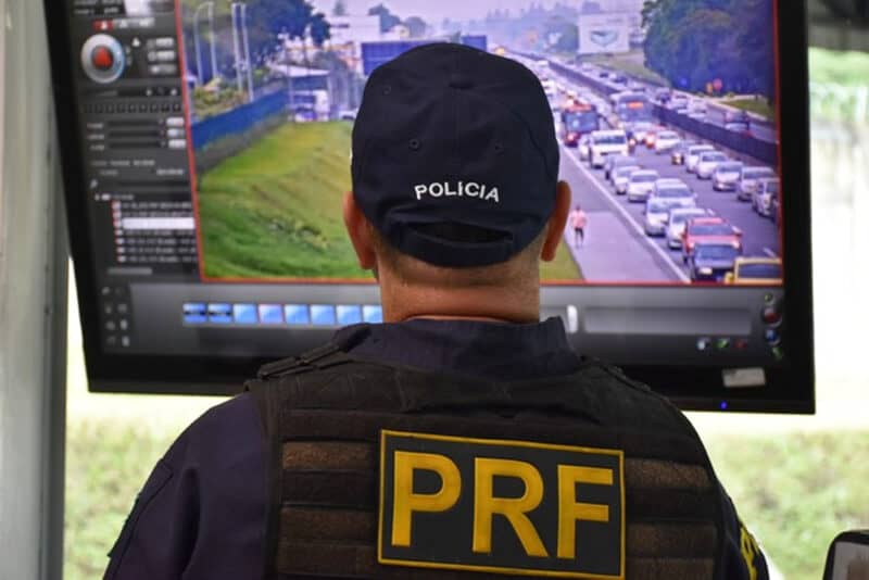 agente da poliícia rodoviária federal controlando o tráfego por videomonitoramento