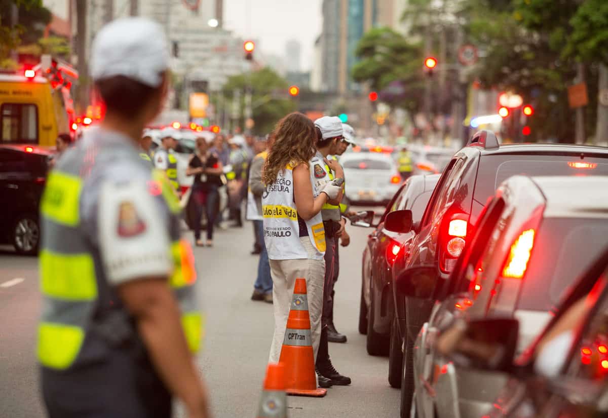 Estado de São Paulo lidera o ranking de infração de trânsito devido ao uso de celulares em 2022