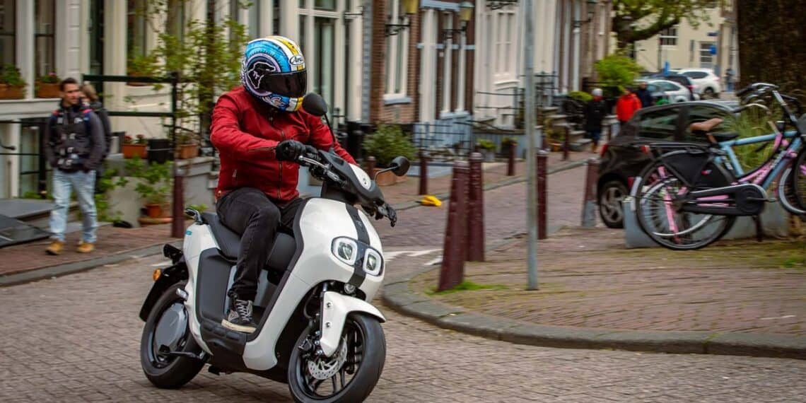scooter é a moto preferida para passeios na europa