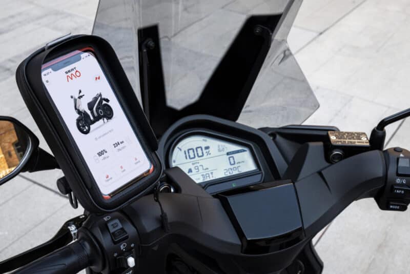 scooter elétrico conectado ao smartphone