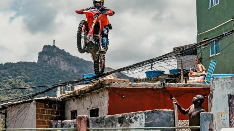 CRF 250: descendo de moto na favela (vídeo)