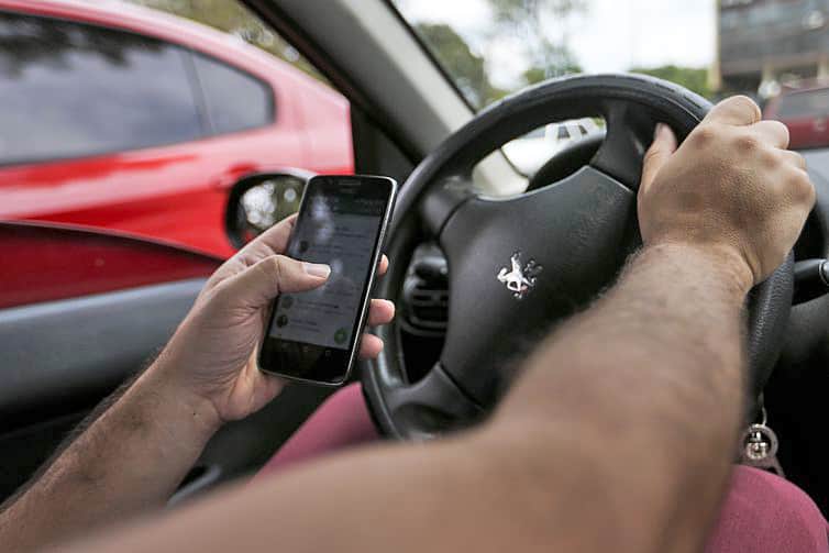 uso de celular no volante é infração de transito mais comum