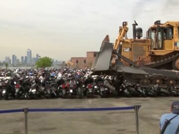 900 motos destruídas