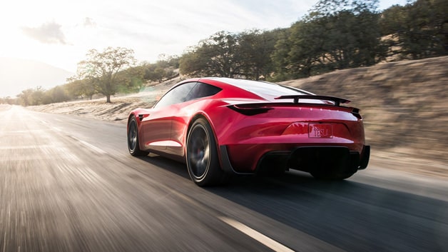 Elon Musk no Tesla Roadster, o primeiro e único esportivo lançado até hoje pela marca