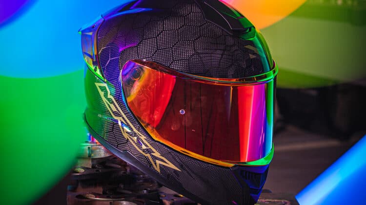 Lançamento: capacete para moto da Norisk em carbono
