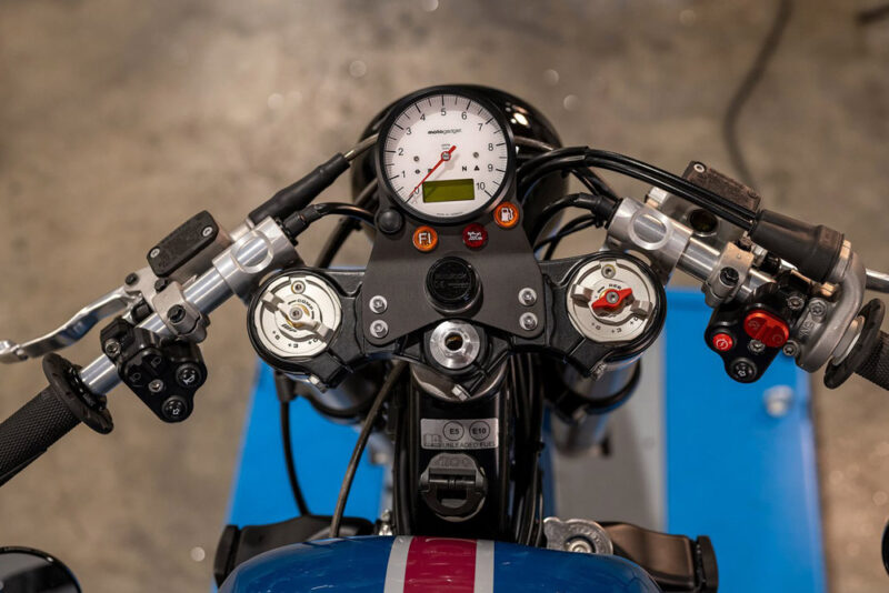 painel de uma moto café racer