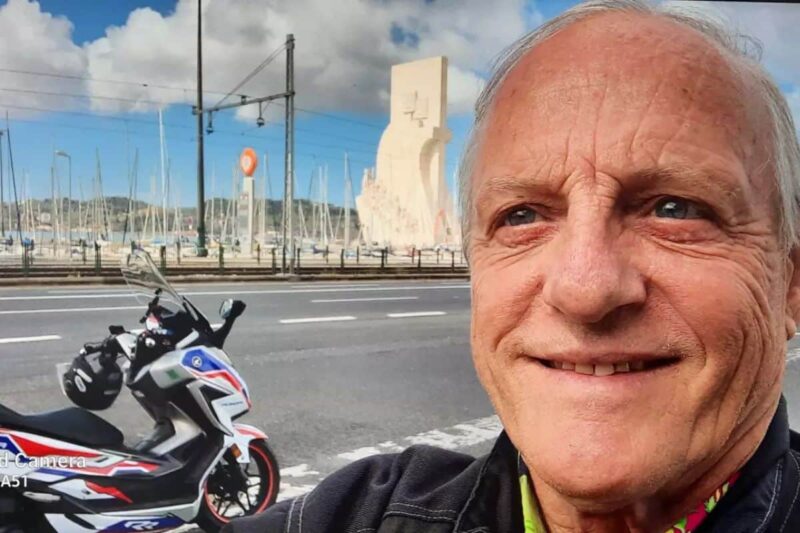 André Sauvaget em viagem de scooter