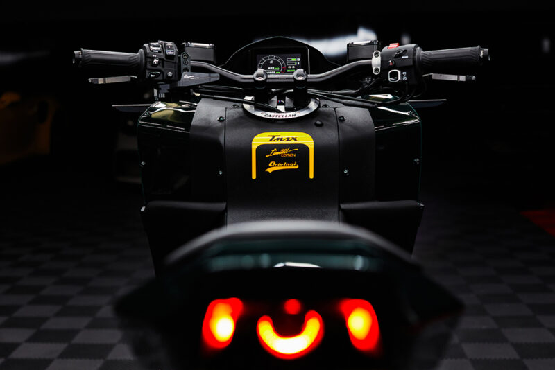 scooter yamaha tmax em preto e amarelo