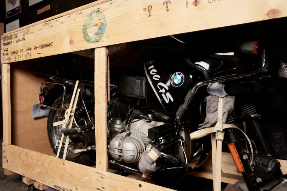 antiga moto BMW na caixa