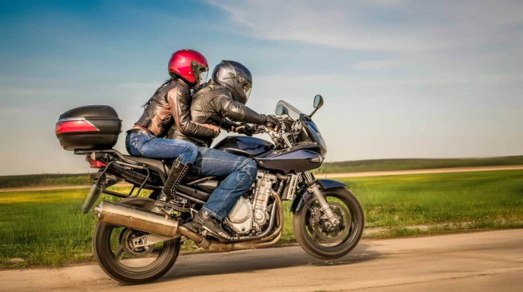 Viajar de moto como garupa: 8 dicas essenciais