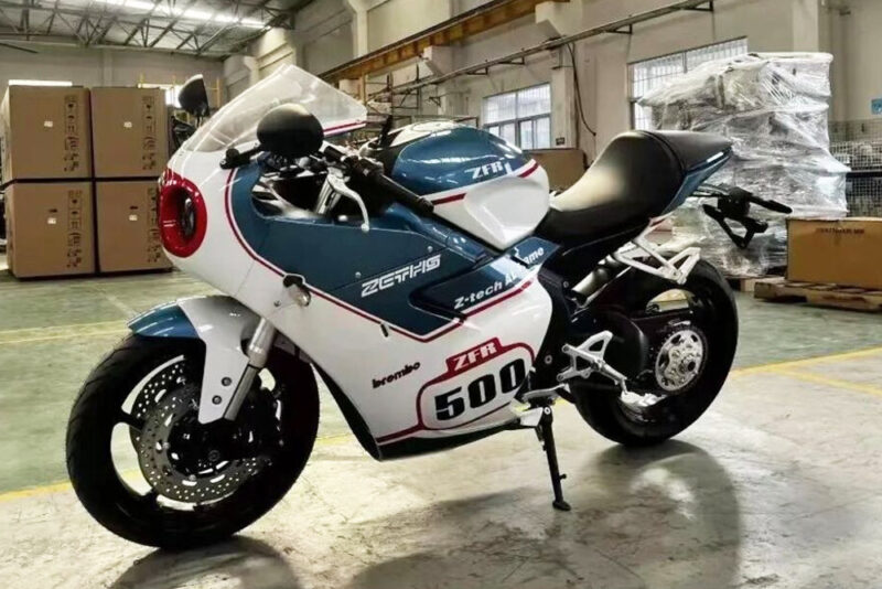 Nova moto esportiva chinesa de 500 cc