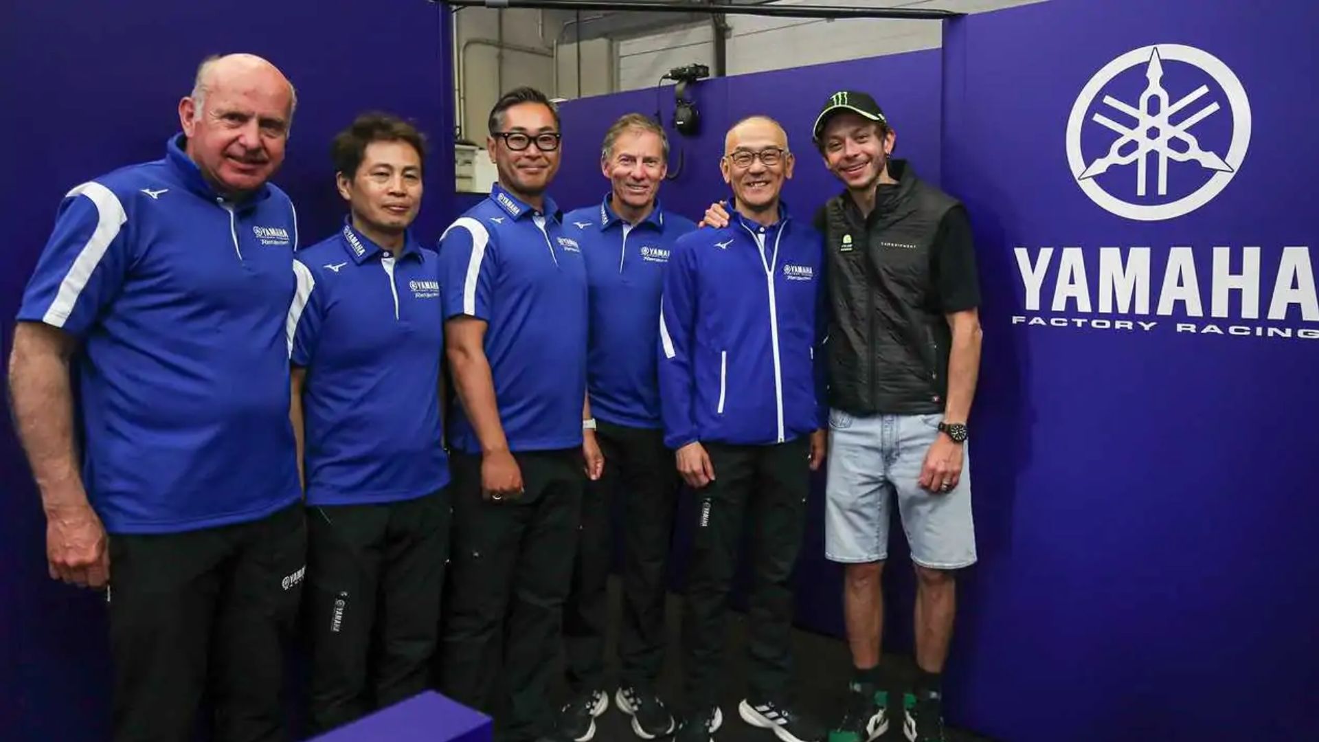 Valentino Rossi e dirigentes da Yamaha